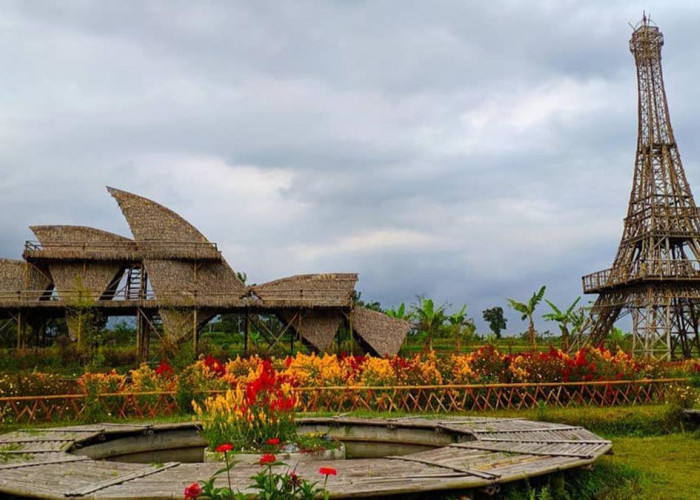 Replika Menara Eifel di Taman Papringan Sawangan
