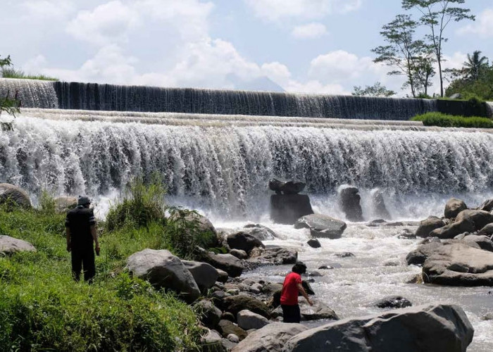Melihat Gagahnya Gunung Merapi Dari Balik Objek Wisata Watu Nganten Magelang