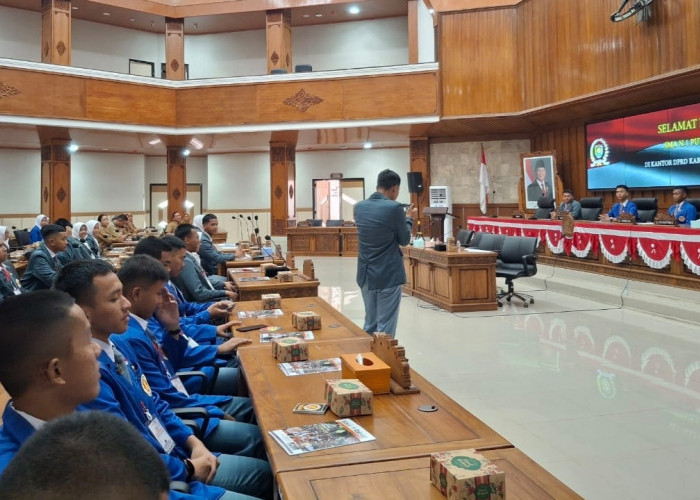 Puluhan Siswa SMAN 1 Purworejo Simulasikan Rapat Paripurna di Gedung DPRD