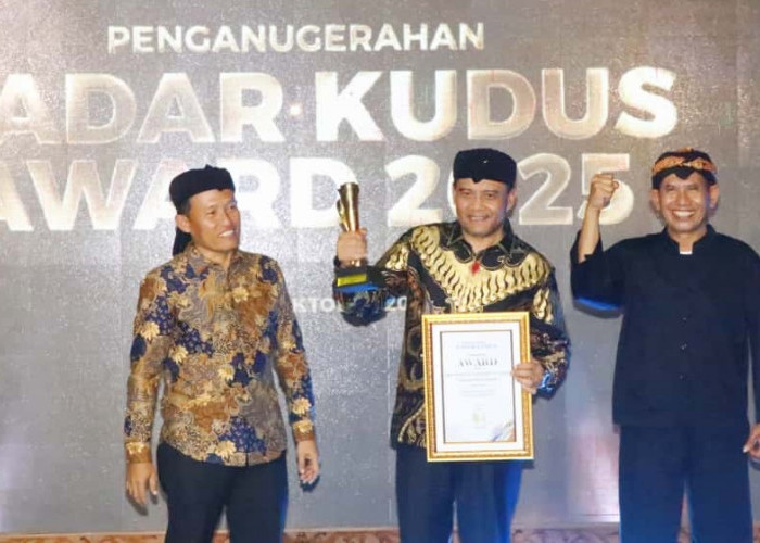 Gubernur Jateng Ahmad Luthfi Peroleh Penghargaan Pemimpin Percepatan Ekonomi Daerah 2025