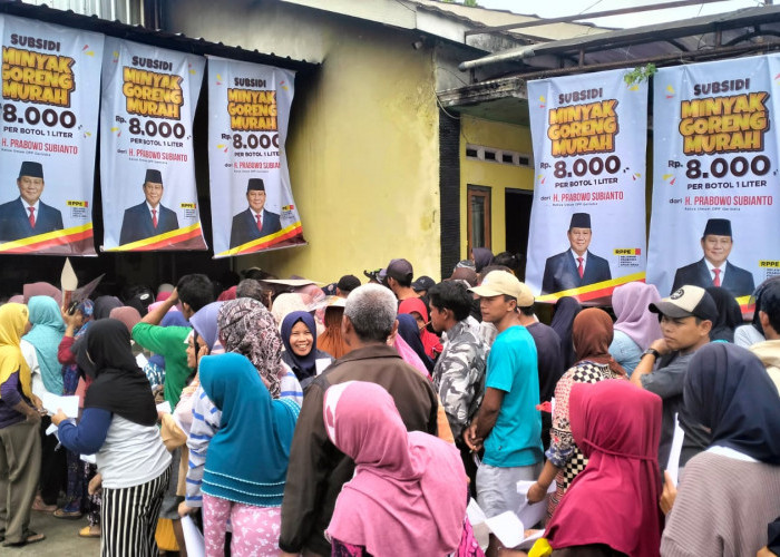 Antusias Warga Kajoran Magelang Terima Minyak Goreng Murah dari Relawan Prabowo Peduli Emak-Emak