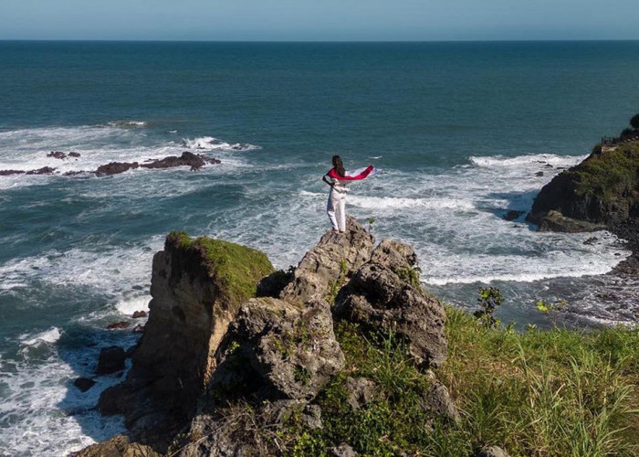 Eksotisnya Pantai Menganti, Pantai Pasir Putih di Selatan Jawa yang Bisa Bikin Kamu Langsung Move On