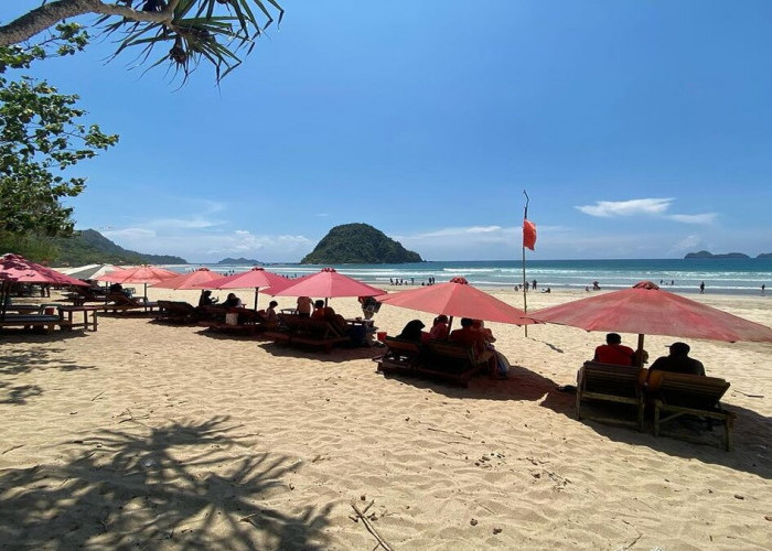 Pantai Pulau Merah Banyuwangi Pemandangan yang Sangat Menawan dengan Pasir Putih