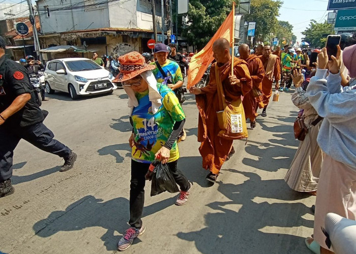 Datang Jalan Kaki Ribuan Kilometer ke Borobudur, Para Biksu Thailand Ini Pulangnya juga Jalan Kaki?