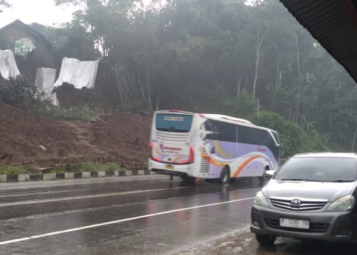  Pasca Longsor Pringsurat, Arus Lalu Lintas Magelang-Semarang Kembali Lancar