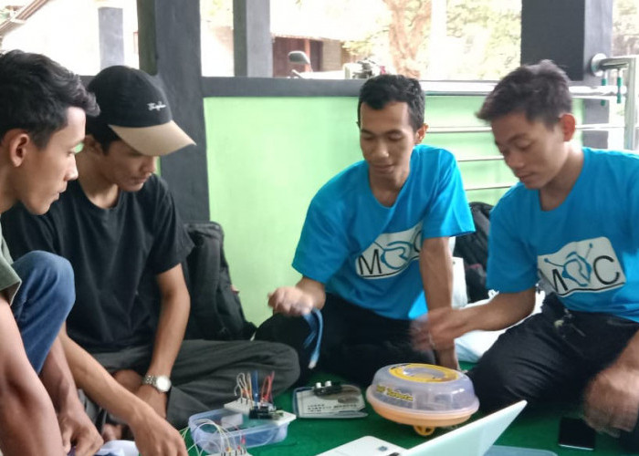 Tim Dosen Untidar Latih Remaja Membuat Mini Vacuum Cleaner Robot