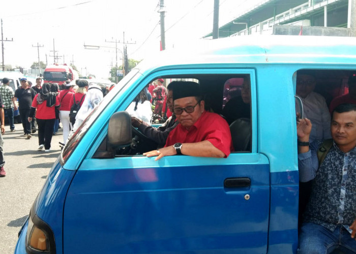 Menaiki Angkot, Joko Budiyono Jadi Bakal Calon Pertama yang Kembalikan Formulir ke PDIP Kota Magelang