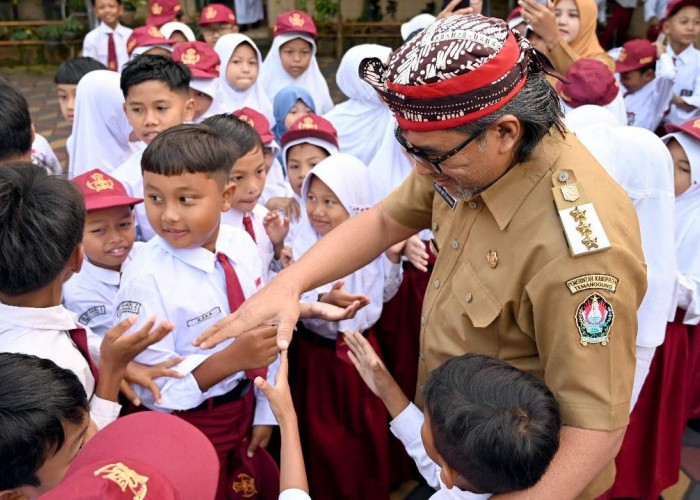 Hari Pertama Sekolah, Bupati Temanggung Hadir Mendadak dan Bikin Siswa SD Negeri 2 Tersenyum