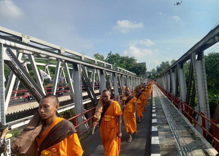 Peserta Pabbajja Samanera Sementara Ikuti Perjalanan Thudong dari Candi Ngawen ke Candi Borobudur