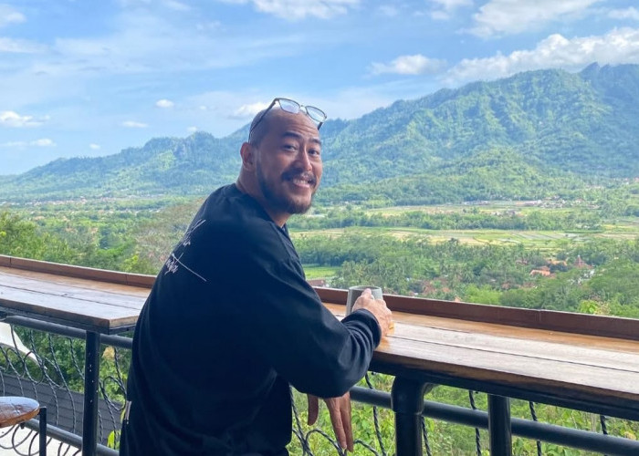 Pandji Pragiwaksono seorang komika sekaligus aktor tengah berkunjung di Bukit Rhema