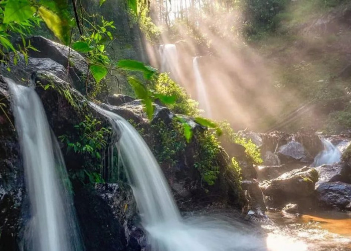 Segarnya Air Terjun Grenjengan Kembar Pakis Magelang yang Memiliki Dua Aliran Air Terjun