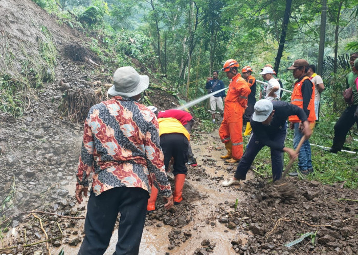 Longsor Tutup Total Jalan Tlogowungu Gemawang Temanggung, Lima Kendaraan Terjebak