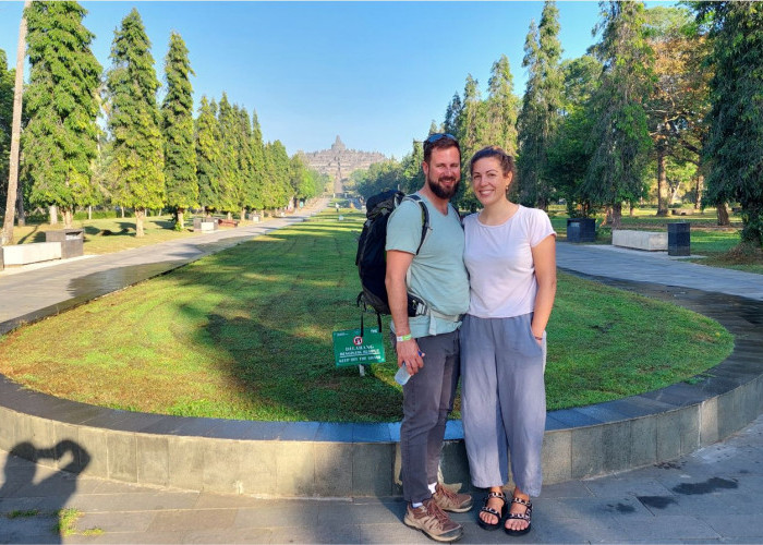 Bersama pasangan ataupun keluarga besar, setiap detail perjalanan bersama Borobudur Tours dipastikan berjalan aman dan berkesan