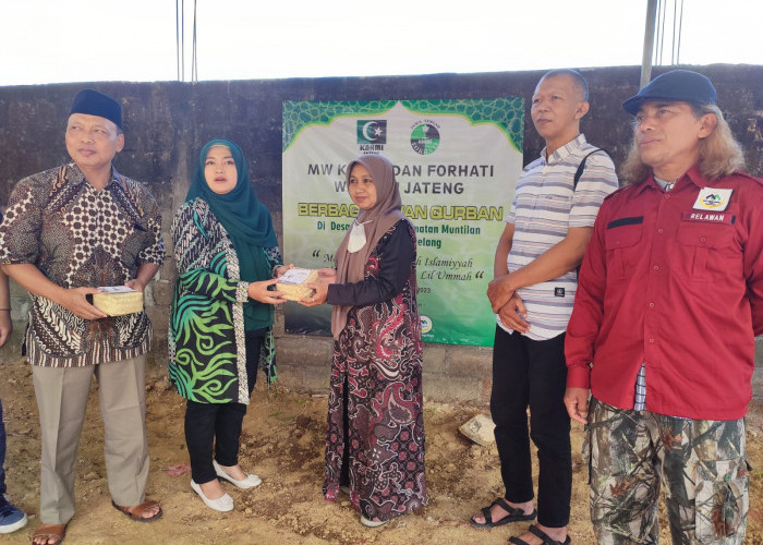 Gandeng Forhati Jateng, MW KAHMI Distribusikan Daging Kurban di Muntilan