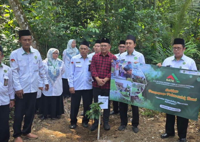 Sulap Tanah Wakaf Jadi Kebun Alpukat, Wibowo Prasetyo Gelar Bazar Murah di Purworejo