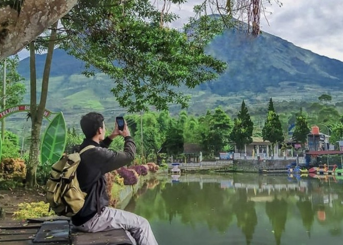 Nikmati Keindahan Telaga Bedakah yang Jernih dengan Pantulan Permukaan Airnya dari View Gunung Sindoro dan Kembang!