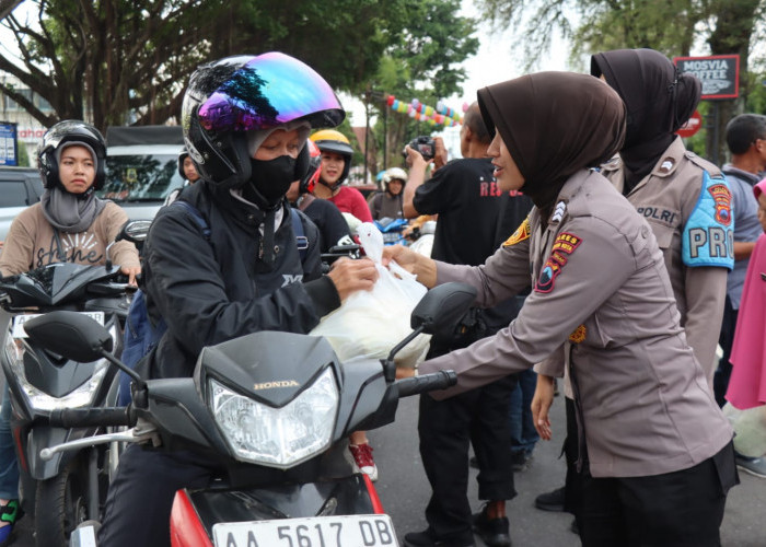 Hari Kesatuan Gerak Bhayangkari Ke-72: Bhayangkari Cabang Magelang Kota Bagikan 1 Ton Sayuran Secara Gratis