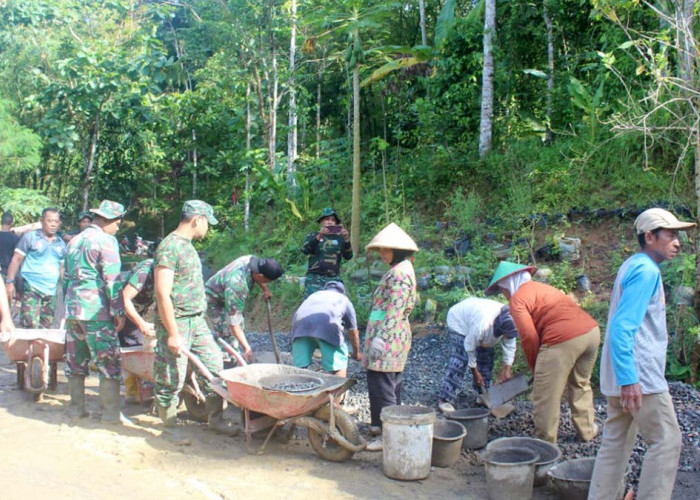 Satgas TMMD Ke-127 Percepat Pembangunan Rabat Beton di Desa Somagede