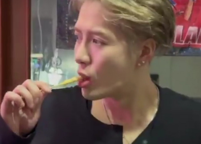 Jackson Wang tengah mencoba Telur Gulung