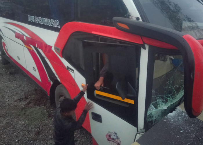 Bus Rombongan Banjarnegara Mengalami Kecelakaan Tunggal di Jalur Rawan Kertek Wonosobo