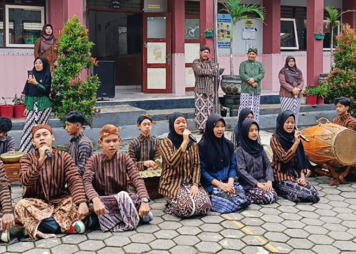 Tembang dan lagu Jawa dipraktikkan pendidik dan siswa SMP Negeri 6 Magelang