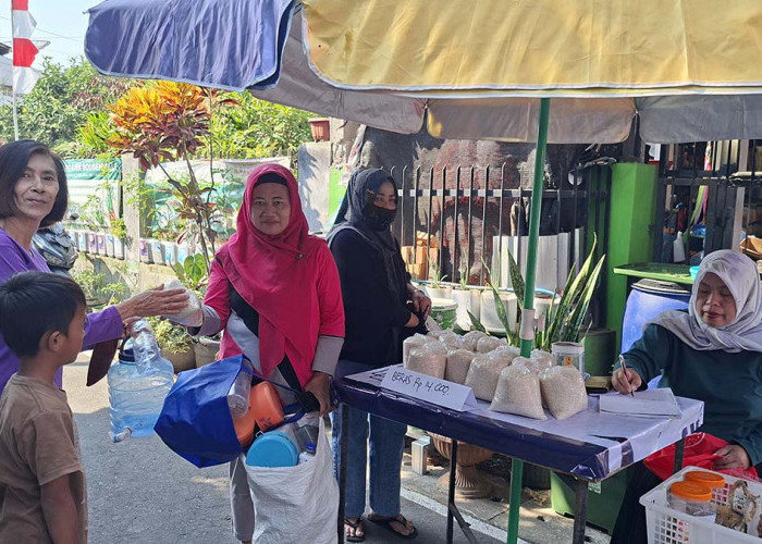 Kurangi Biaya Dapur, Warga Jurangombo Utara Kota Magelang Tebus Sembako Pakai Sampah