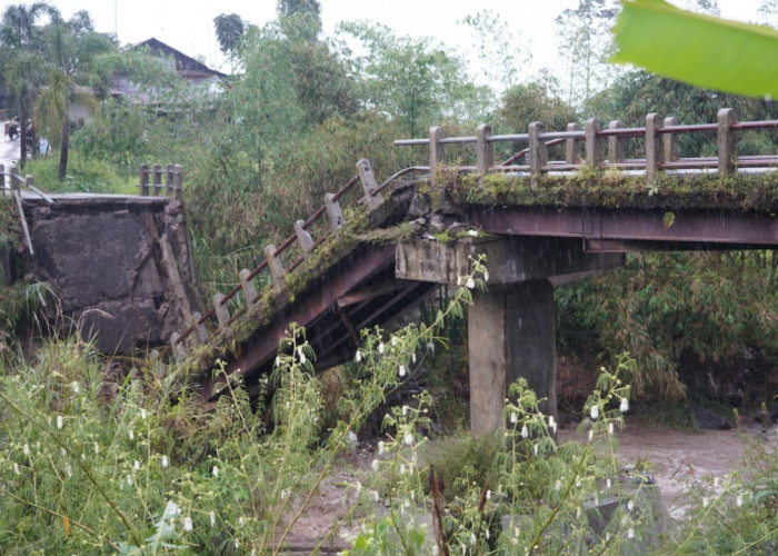 jembatan amblas di Desa Dukuh Benda, Kecamatan Bumijawa