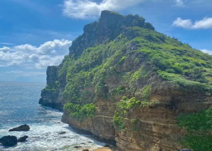 Hidden Gem di Balik Tebing 40 Meter! Pantai Karang Payung Wonogiri, Wisata Alam Gratis yang Eksotik