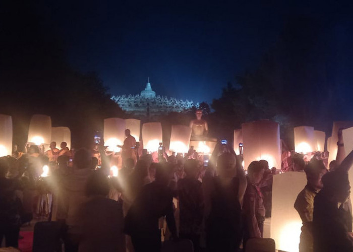 Candle Light 300 Lampion Diterbangkan Terangi Langit Borobudur