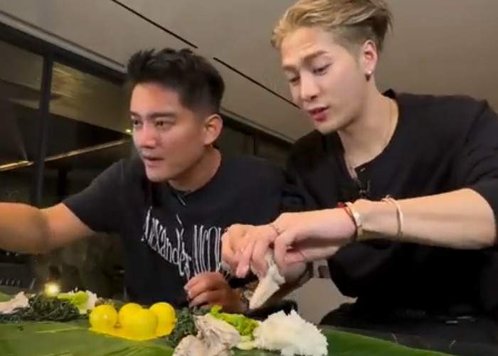Jackson tengah makan Nasi Padang bersama Boy William