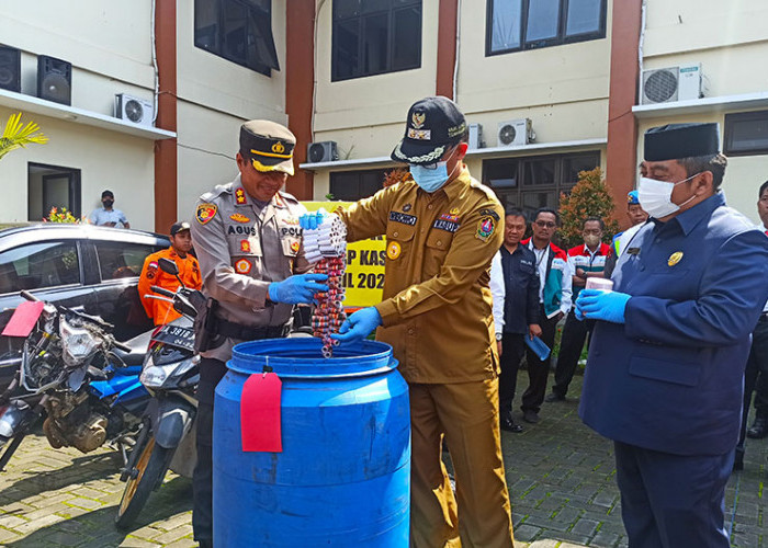 Ratusan Botol Minuman Beralkohol dan Petasan di Temanggung Dimusnahkan