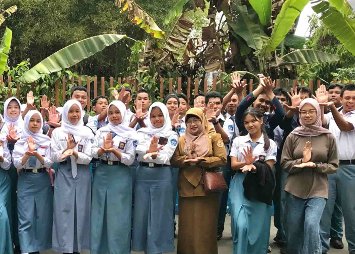 Arjuna SMAN 5 Magelang Perdalam Ilmu Jurnalistik di Magelang Ekspres