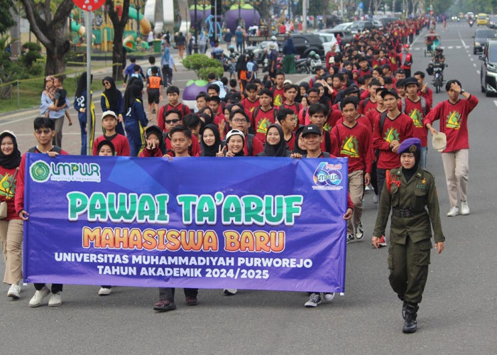 Pawai Taaruf Ajak Seribuan Mahasiswa Baru Kenali Purworejo