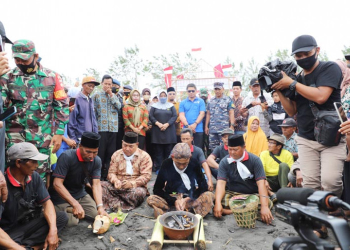 Nelayan Kertojayan Gelar Ritual Sedekah Laut, Wujud Syukur di Bulan Suro