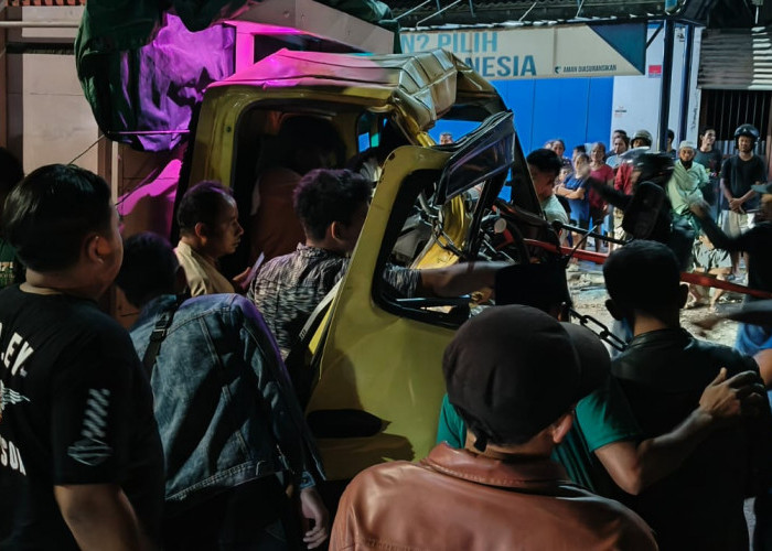 Sopir Truk Terjepit Usai Tabrakan di Depan Terminal Secang Magelang, Evakuasi 30 Menit