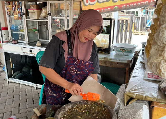 Berkah Kamis Wage, Kedatangan Jamaah Dongkrak Dagangan Warga Mejing Candimulyo Magelang
