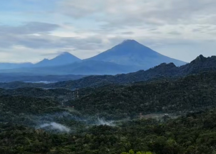 Panorama wisata Gunung Manggul bila diambil menggunakan kamera Drone