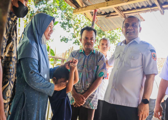 Tangis Haru Sukri Sambut Bantuan RTLH Ahmad Luthfi di Pelosok Sragen