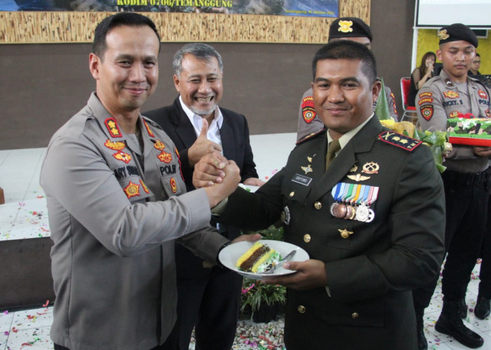 HUT TNI 2023, Kapolres Temanggung Beri Surprise Kue Ulang Tahun