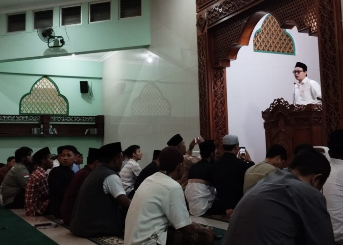 Tarawih di UMPWR, Wabup Purworejo Dion Agasi Ajak Mahasiswa Perangi Kebodohan Lewat Ilmu