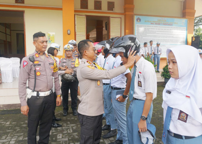 Program Police Goes to School Sambangi SMAN 7 Purworejo