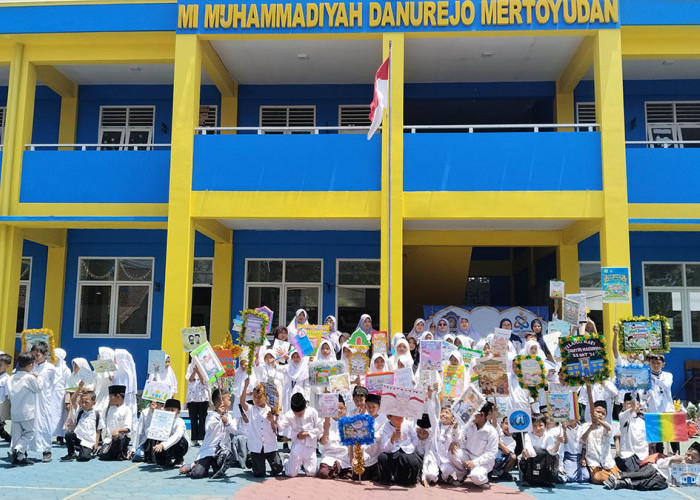 Bawa Poster Karya Sendiri, Siswa MIM Danurejo Mungkid Semarakkan Pawai Hari Santri