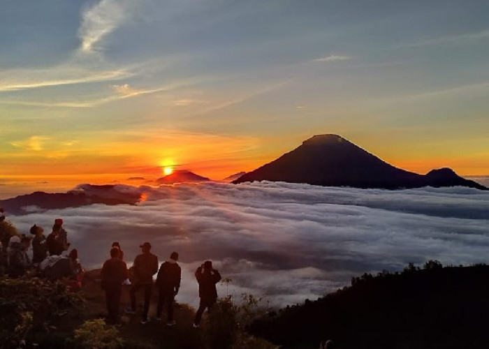 Menikmati Keindahan Golden Sunrise di Bukit Sikunir Dieng, Pesona Alam yang Memukau