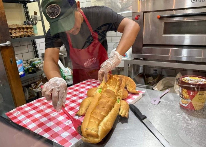 Jackson Wang mencoba makanan khas Betawi, Roti Buaya