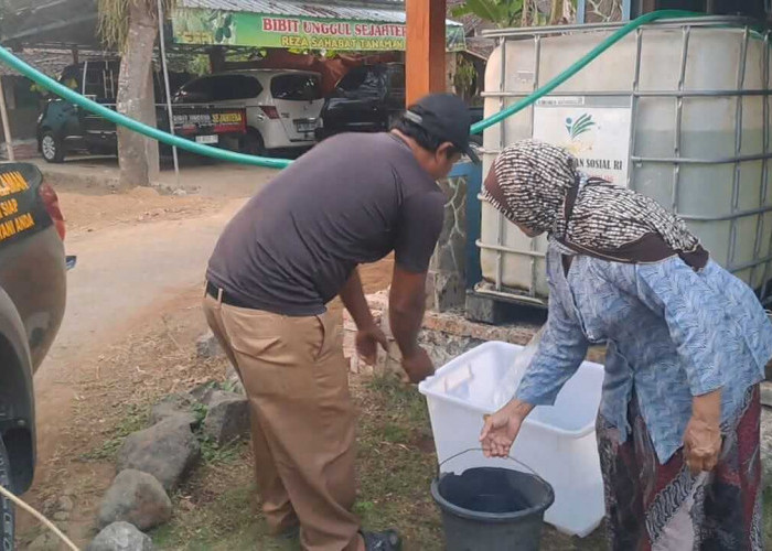 Kemarau Panjang Landa Salaman Magelang, Polisi Turun Tangan Kirim 2.000 Liter Air Bersih