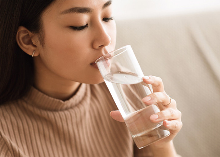 Minum Dalam Posisi Duduk Selain Sehat juga Berpahala