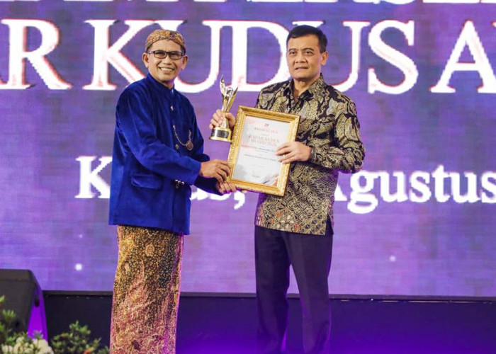 Gubernur Jateng Ahmad Luthfi Raih Special Achievement Award di Kudus