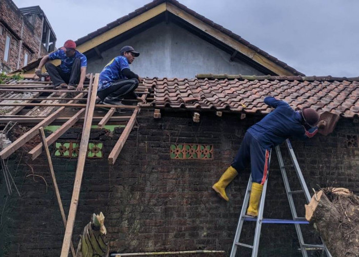 Belum Ada Bantuan dari Pemkab Magelang, Penjaga Sekolah Gotong-Royong Perbaiki Ruang Kelas Roboh di SDN Secang
