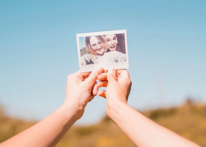Prompt AI Foto Polaroid Bareng Idol, Ada Tips Agar Foto Terlihat Asli 