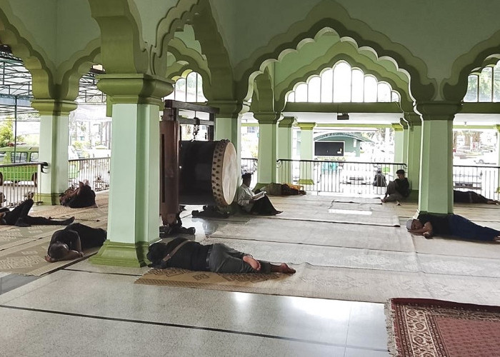 Menjemput Berkah di Serambi Masjid Agung Kauman Magelang, Rela Tidur Beralas Sarung